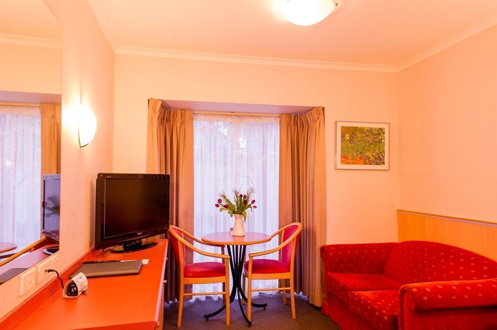 The Waverley International Hotel Glen Waverley Exterior photo
